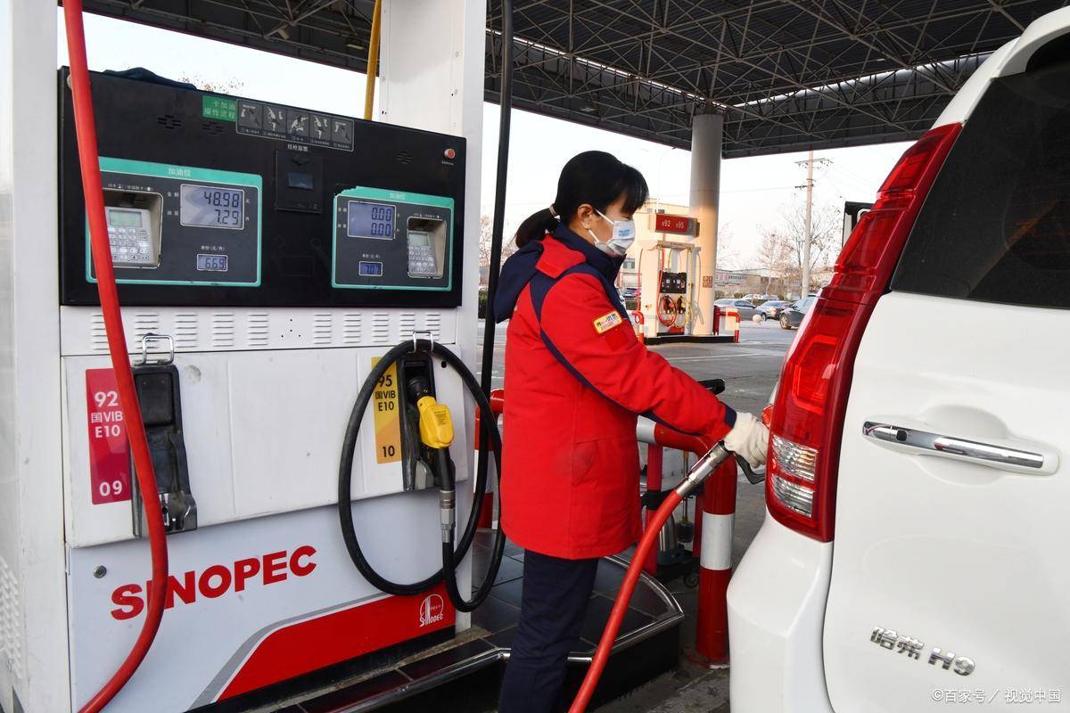 油价暴跌！少见大反转？92号汽油每升跌1.72元后！吹响冲锋号！下次调价2月24日：92、95号汽油报价！蛋价大跌不止！坠入深渊！
