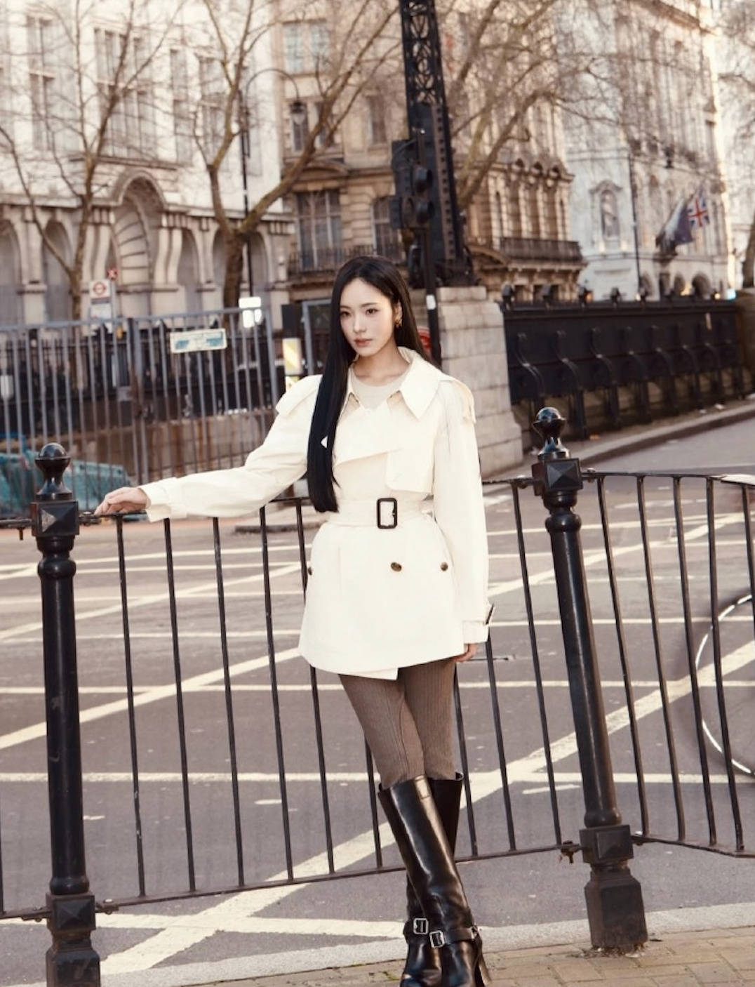 小S二女儿穿白色风衣配黑色长靴优雅大气 伦敦街头漫步尽显英伦格调