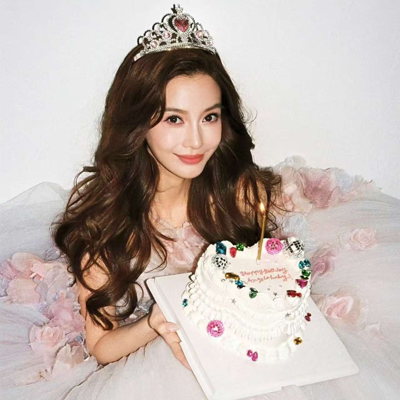 杨颖穿公主裙捧蛋糕庆祝37岁生日 戴皇冠甜笑迷人状态绝佳