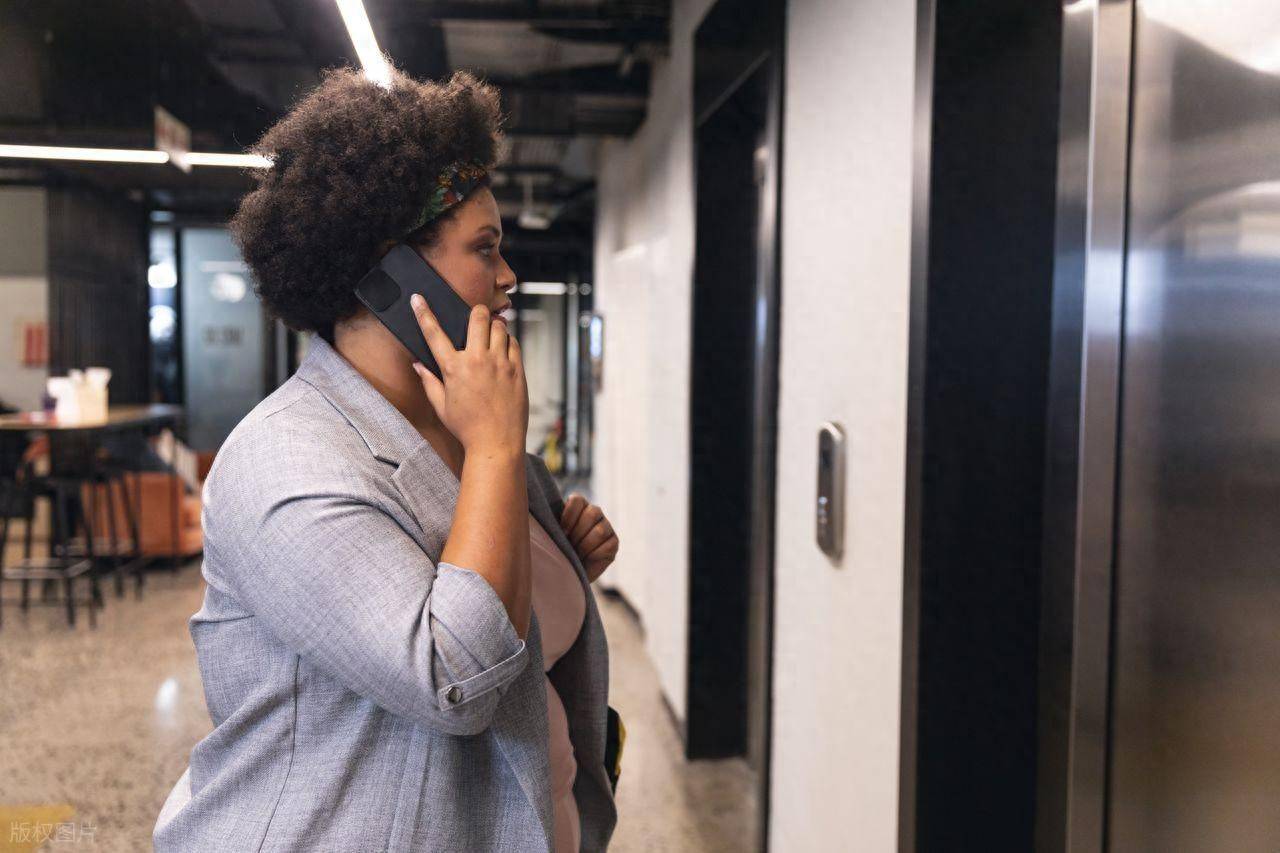 原创            家中有人突发脑梗，第一个电话打给谁？不是亲朋也不是医生