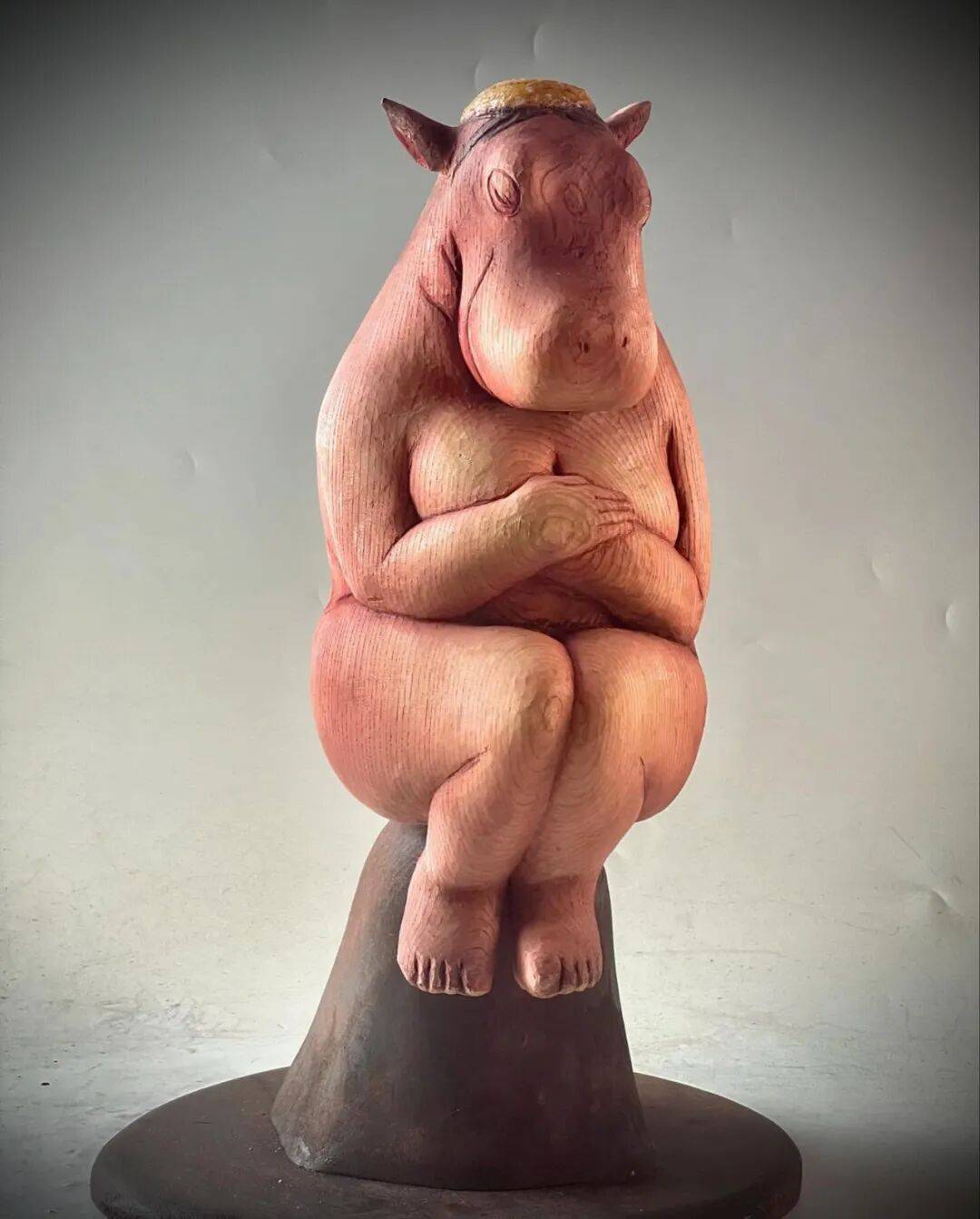 你敢信吗？日本一艺术家，竟然将木头雕成了性感“尤物”