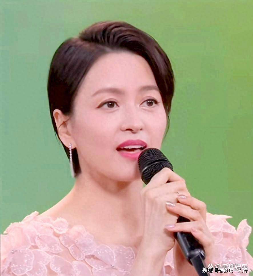 原创            49岁梁咏琪惊艳回归，第4次上央视春晚！她倒贴嫁西班牙籍丈夫，15年婚姻打破所有质疑