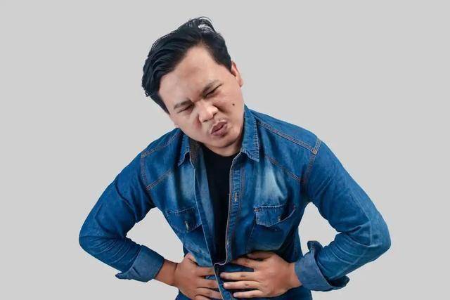 胃有没有癌变，看喝水就知？胃癌患者，喝水后或会有3种迹象