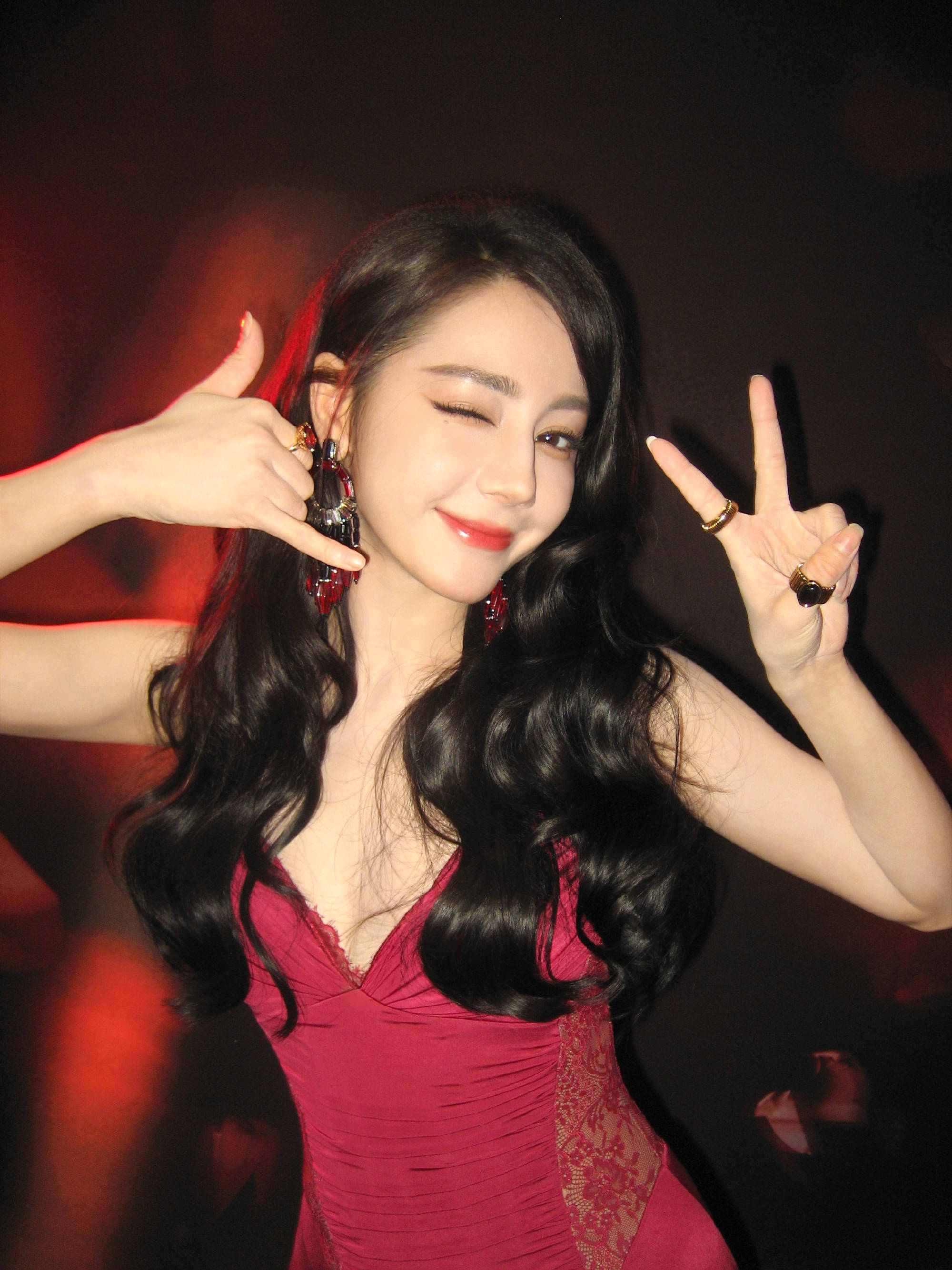 迪丽热巴身着红丝绒吊带裙笑容明媚 双手叉腰眼神魅惑神秘
