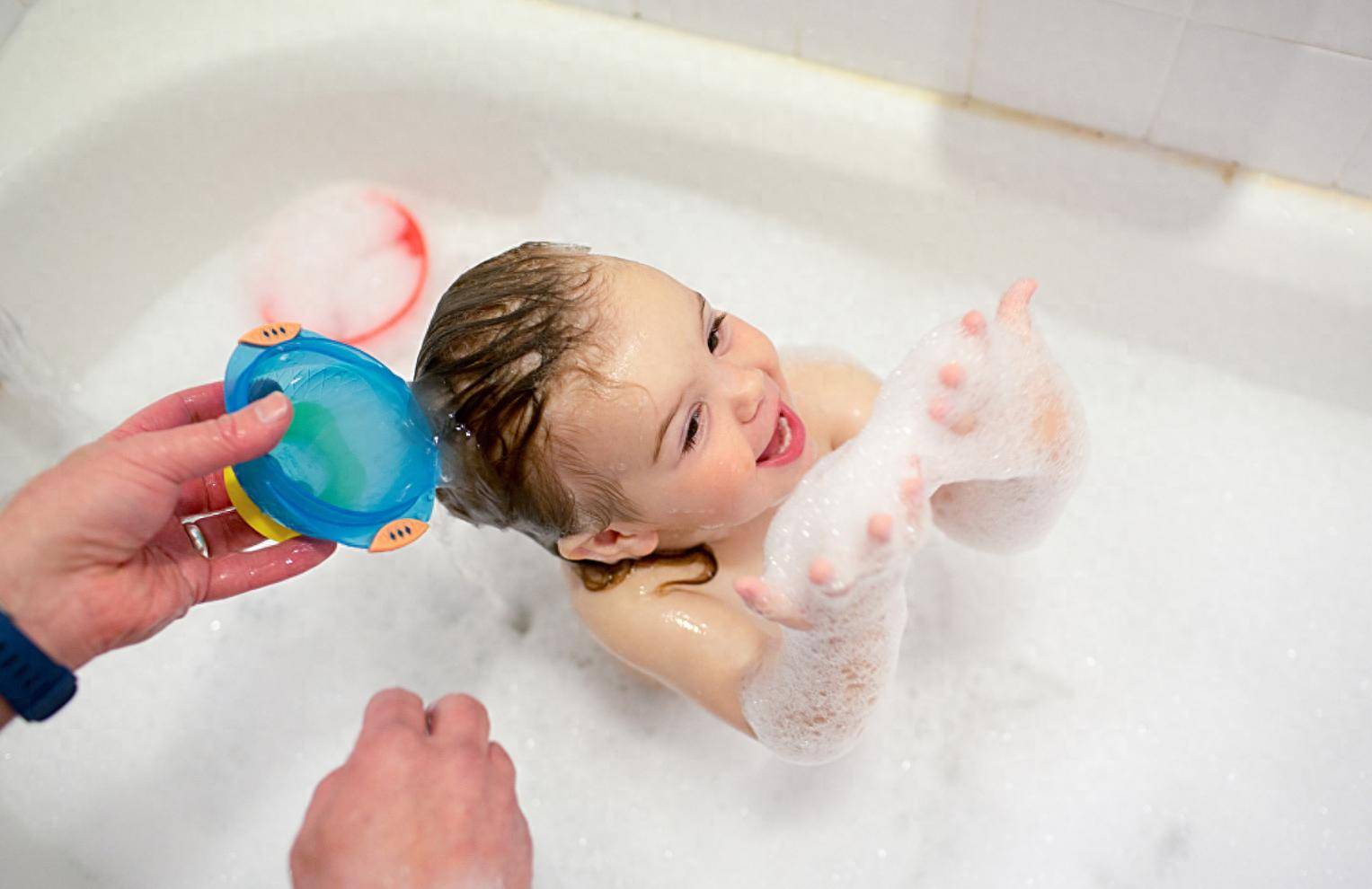 冬天给孩子洗澡“十不要”，已有无知家长导致娃残疾，丧命