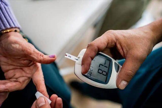 天气寒冷，医生告诫糖尿病人：宁可吃点馒头，也别经常吃这5物