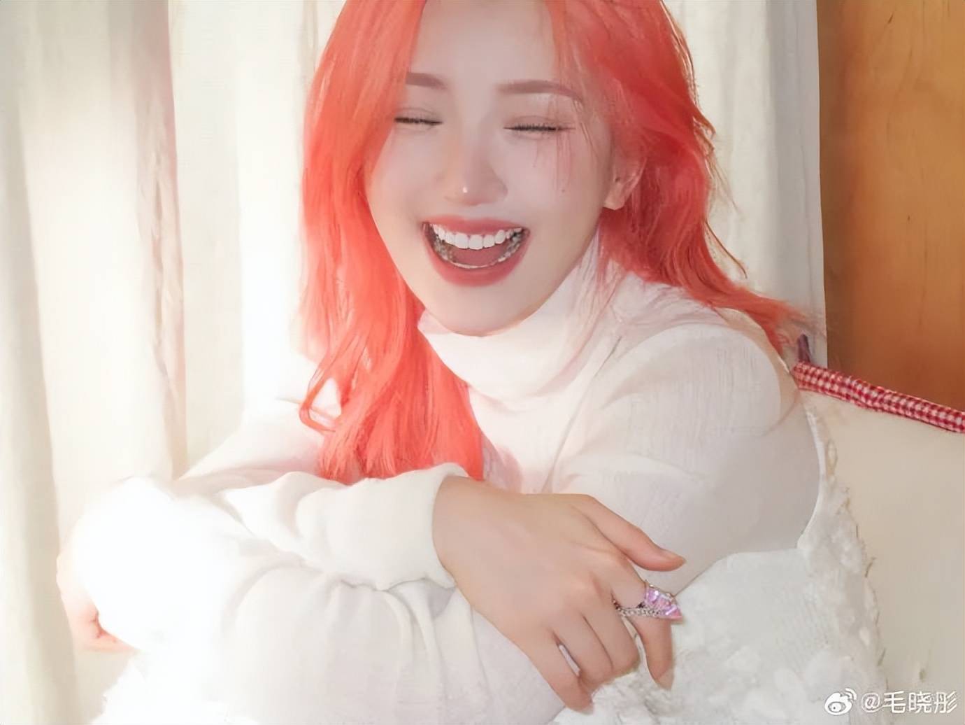 毛晓彤晒粉写真庆祝春节生日！雪肤玉貌明媚活力美爆了