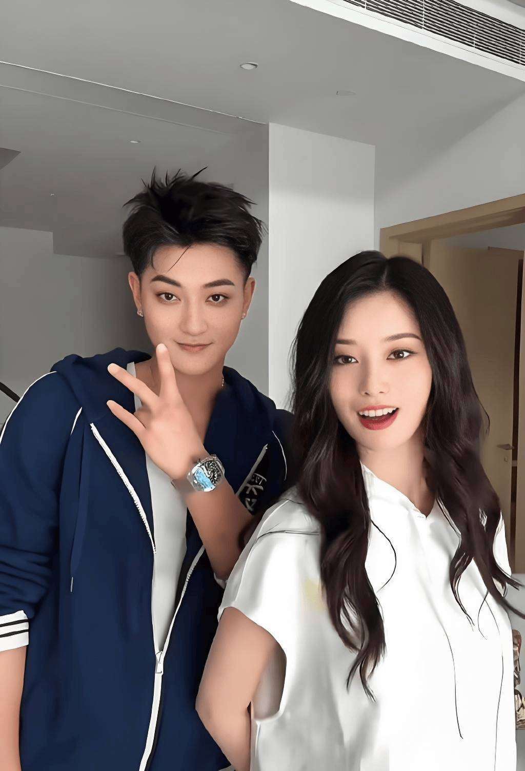 原创            黄子韬模仿老师训徐艺洋，反被奶茶泼脸摔个四脚朝天！