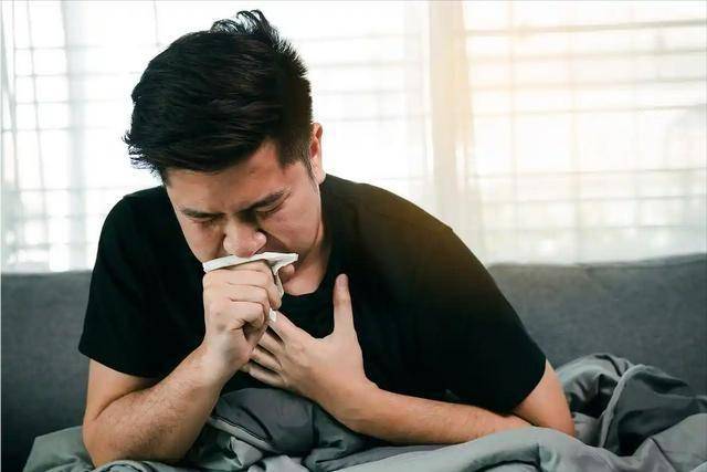 肺有没有癌变，睡觉就知？肺癌患者，晚上睡觉一般会出现2个症状