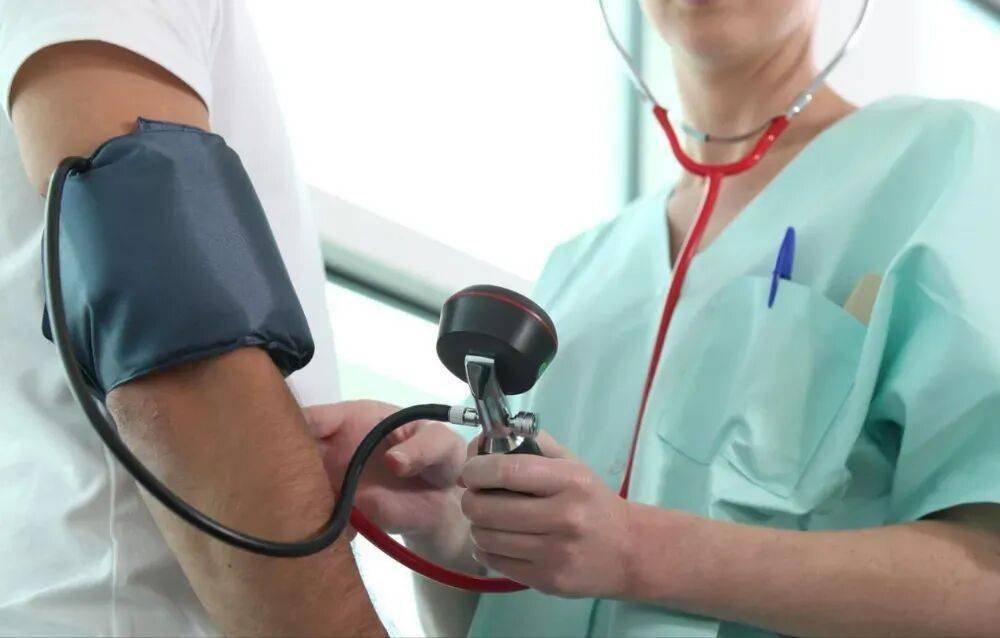 可能比盐还厉害！高血压的4个“祸根”被揪出，很多人每天都在做