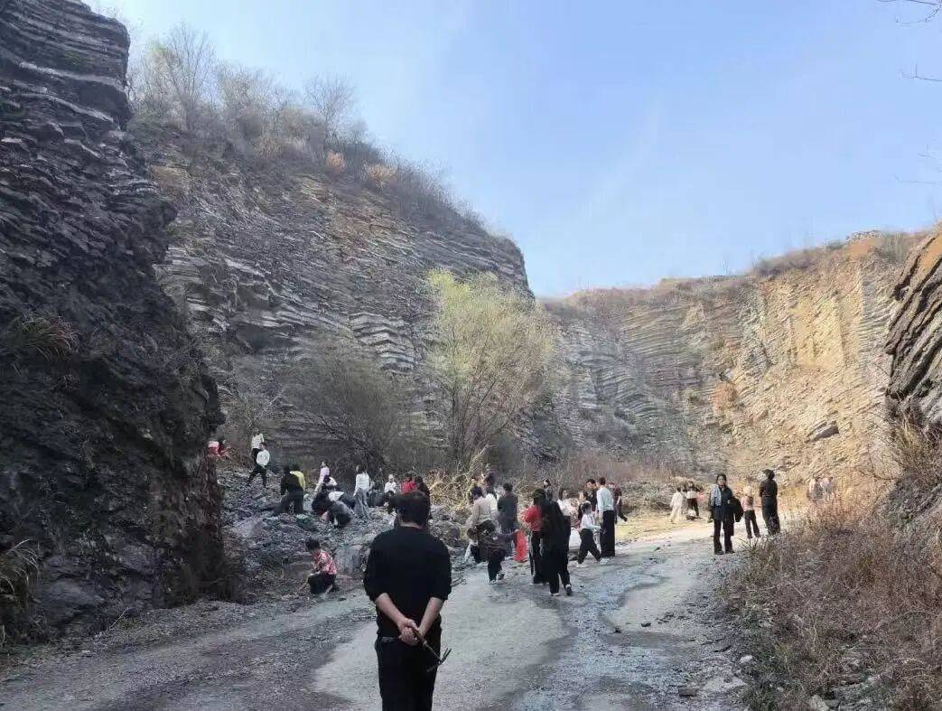 这个村因《飞驰人生3》爆火！上百人涌入“挖宝”，当地紧急提醒