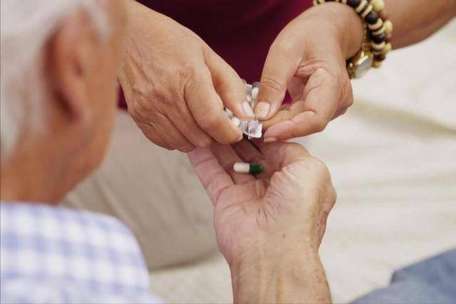 降压药饭前吃还是饭后吃？医生直言：牢记4个原则，否则等于白吃