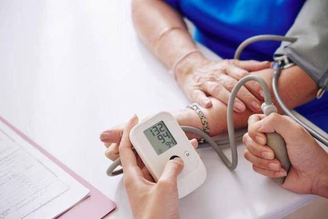 医生提醒：高血压患者立刻停止食用，比盐还伤血管，尽早撤下餐桌