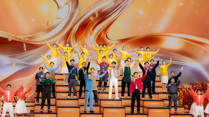 春晚那个在衣服上“变出花来”的女孩，竟然是世界技能冠军！