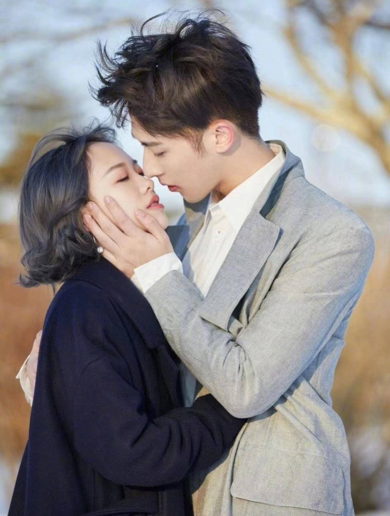 原创            七年前的一场劈腿丑闻冲上热搜，换身马甲继续苟活，阿沁放下刘阳