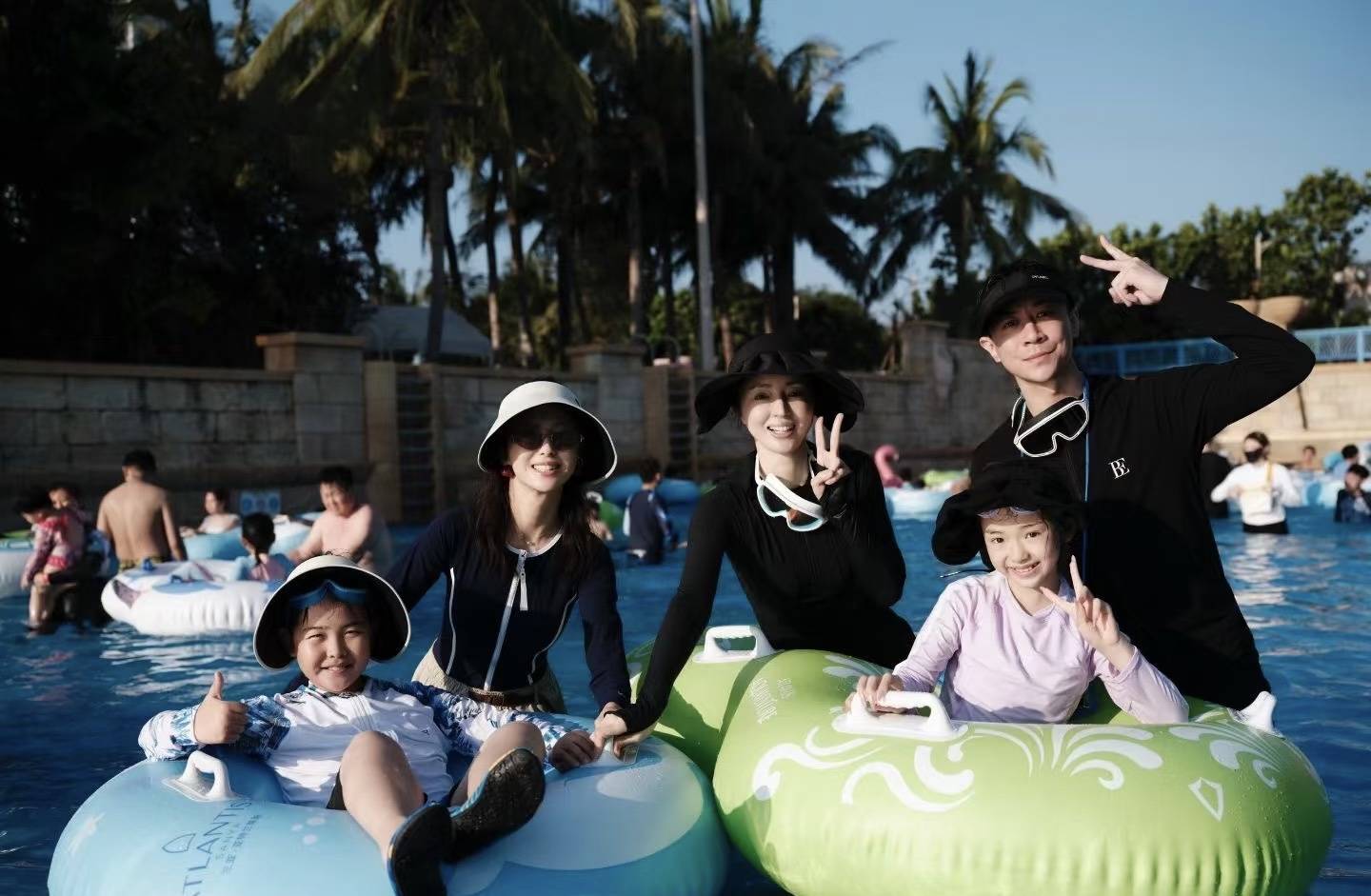 原创            吴谨言夫妇三亚过年，穿黑色潜水服没赘肉，洪尧五五身材不像182