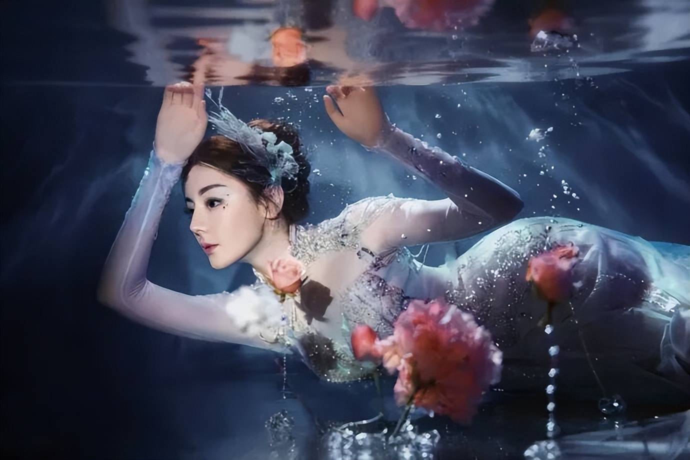 迪丽热巴人鱼公主写真美爆了！异域风情犹如神女降临