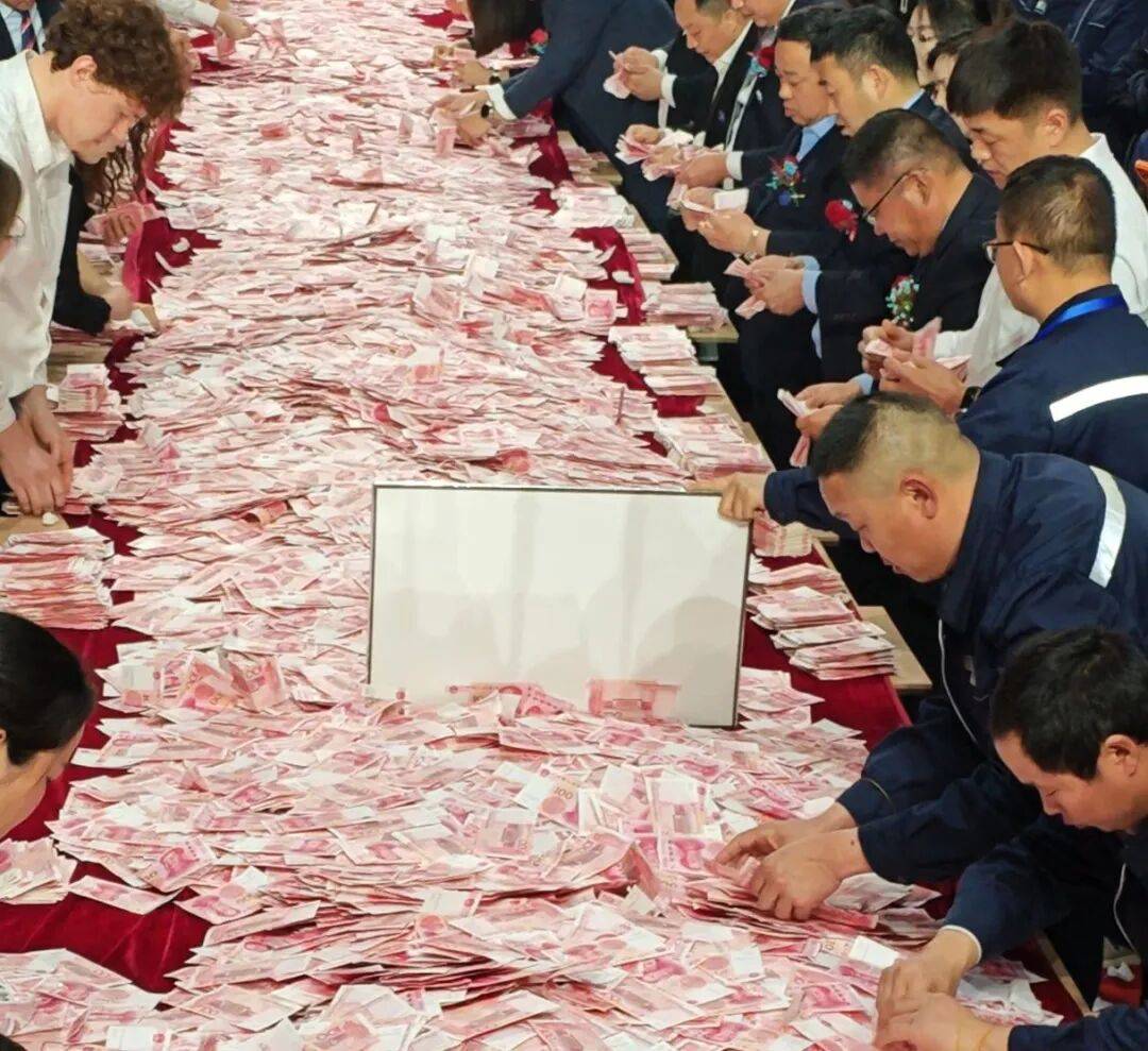 河南一企业年会现场发6000万元现金，供员工参与数钱环节，规定：数错一张扣十张，有人10分钟数走近9万元