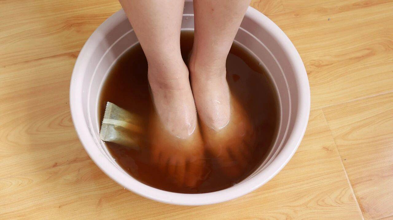 原创            天天洗脚还是脚臭，这是为何？或与4种原因有关，不少人都忽视了