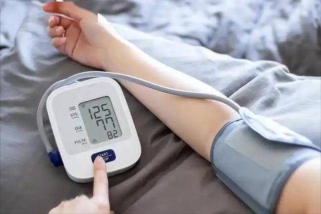 高血压和洗脚有关？医生再三告诫：血压高的老人，洗脚保持这频次