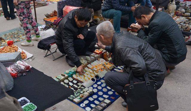 马未都在香港古玩店，看一瓷碗刻“盈”，表面镇定内心却已慌