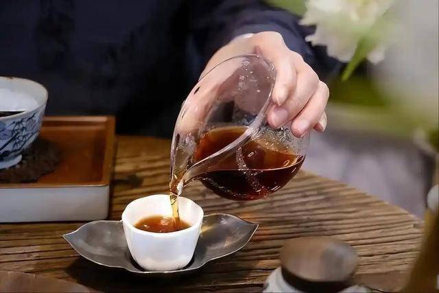 高血压与喝茶有关？医生多次提醒：高血压患者，这4种茶最好少喝