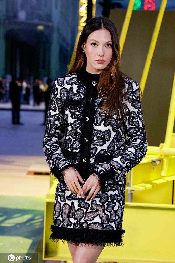谷爱凌现身Chanel2026秋冬巴黎时装周看秀