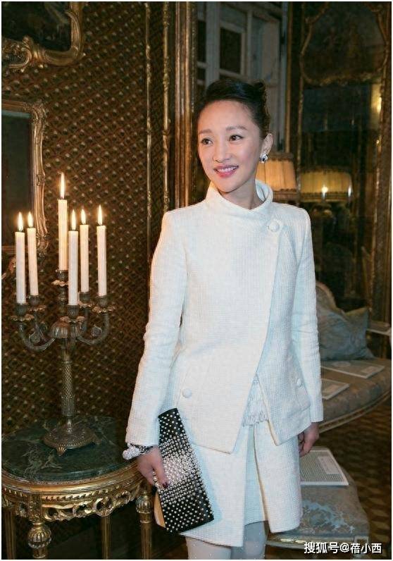 原创            终于明白香奈儿的眼光，周迅气场太强，连土味白丝袜都穿出国际范