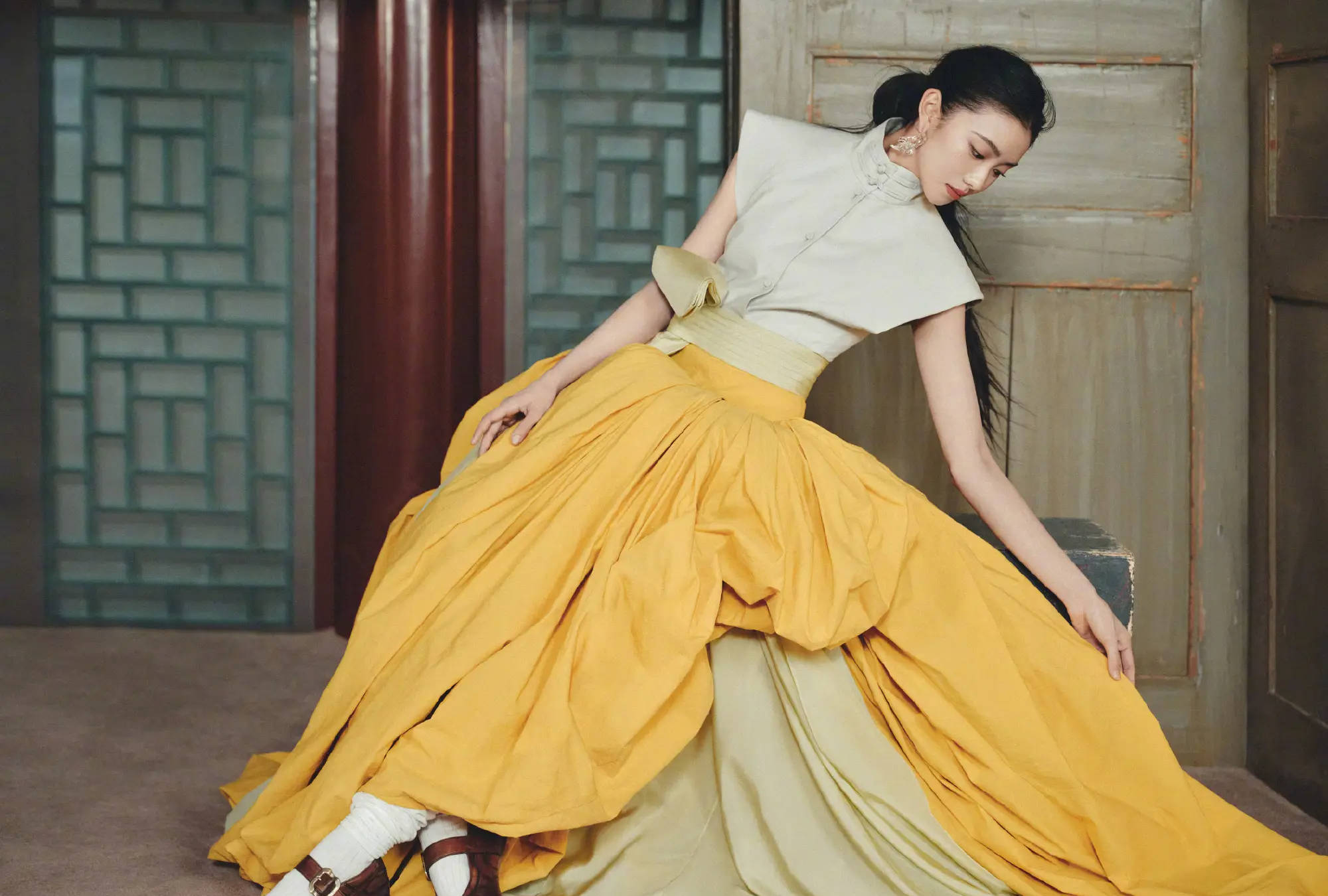 刘浩存穿撞色礼服裙简约素雅 高开叉设计配舞蹈动作尽显张力