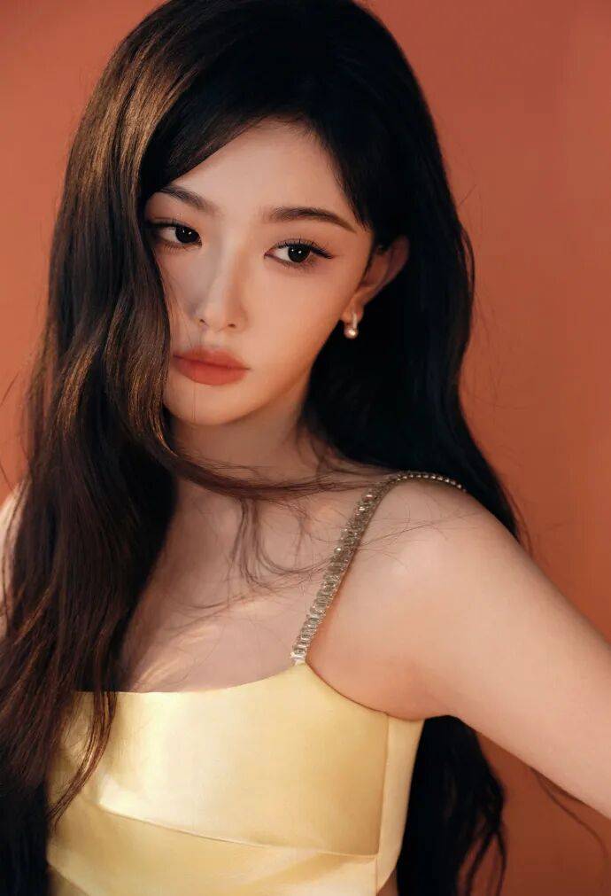 孔雪儿靓丽写真甜辣兼备！雪肤玉貌曼妙身材性感美艳