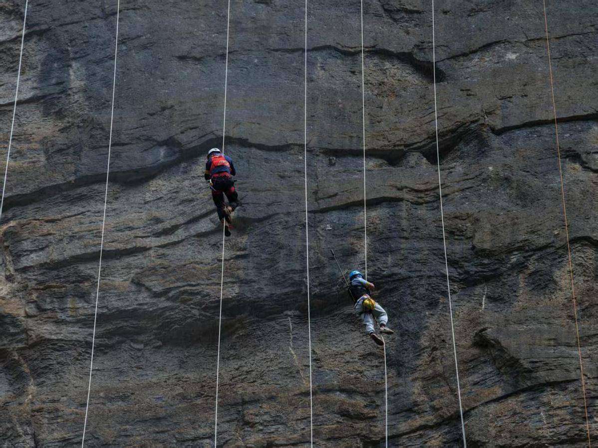 《极限挑战》最新一期炸了！百米悬崖攀爬，明星们的反应太真实