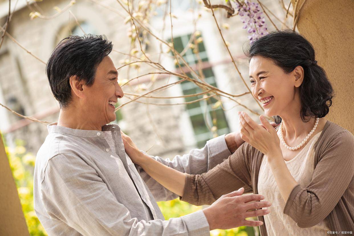 婚姻长久的真相：中年夫妻靠的不是情话，而是这三件事