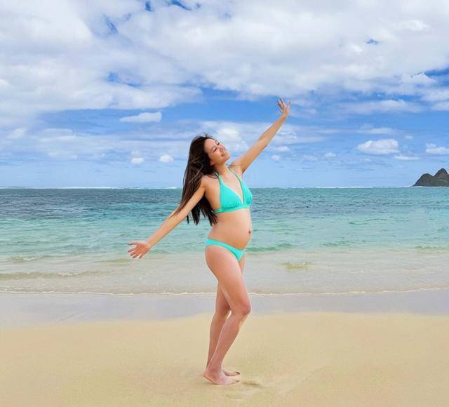 恭喜！TVB知名女星宣布再度怀孕，挺孕肚穿泳装，身材依旧火辣