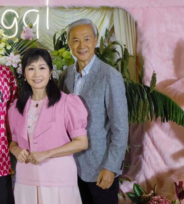 70岁TVB老戏骨飞国外探亲！近况容光焕发，与同事谱黄昏恋极恩爱