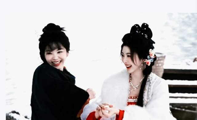 原创            拍逐玉难出戏？孔雪儿田曦薇闺蜜营业出圈，合照谁看了不嗑一口？