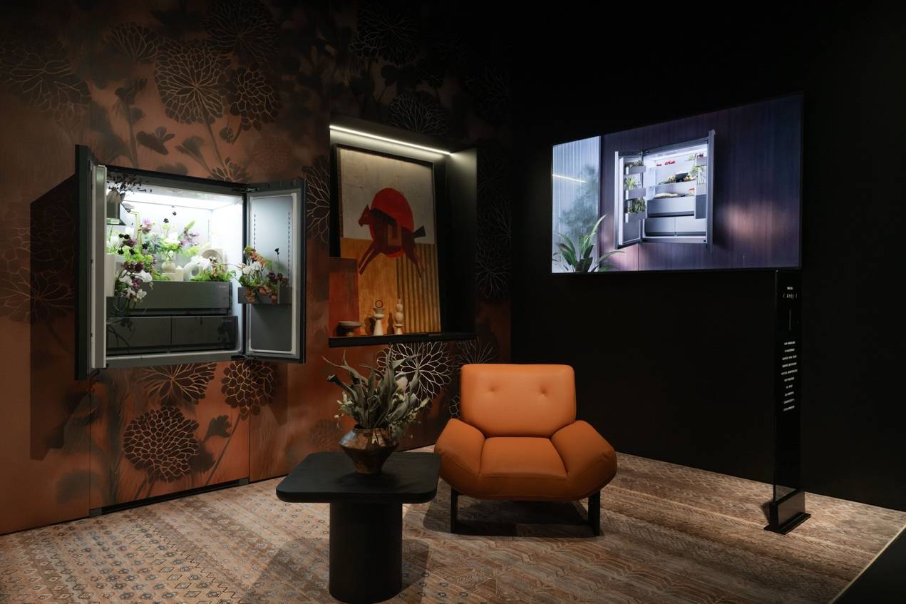 房间里的沙发和电视低可信度描述已自动生成