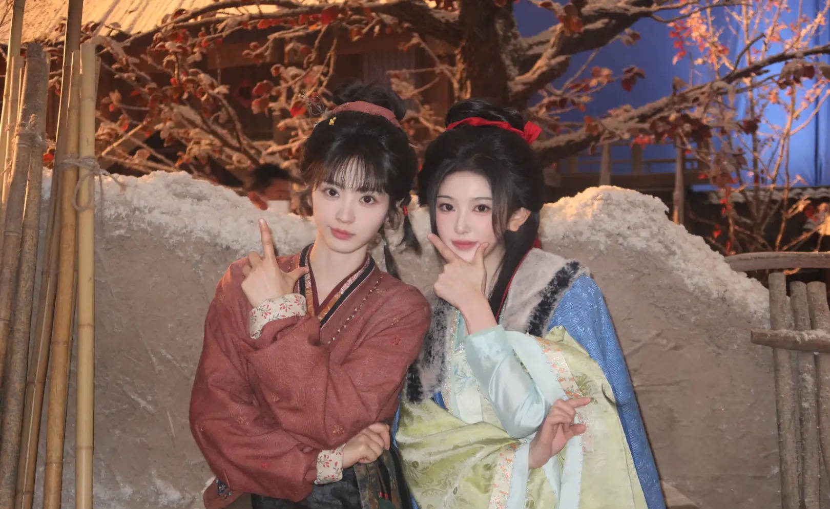 孔雪儿田曦薇古装造型亲密同框 二人并肩比耶美萌十足