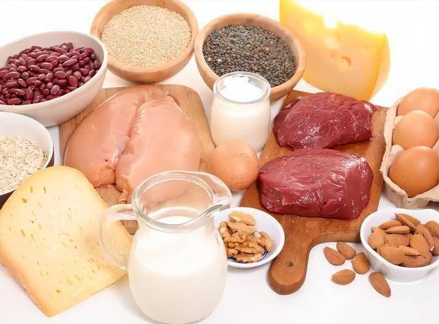 提醒：缺乏蛋白质时，身体会出现这些迹象，不同人群对照一下