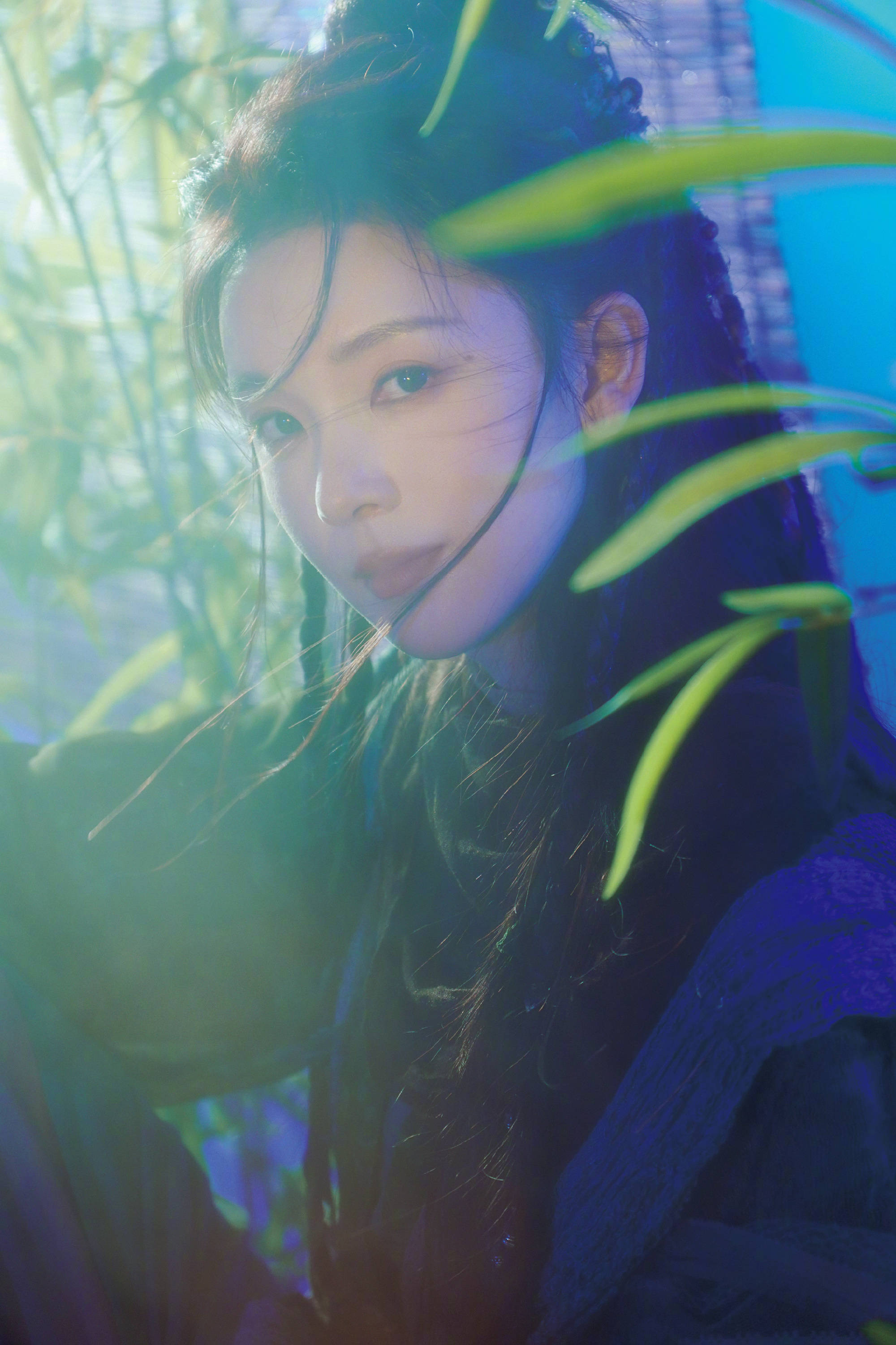 陈瑶穿墨绿古装持剑倚竹而立 编发侠女造型清冷又英气