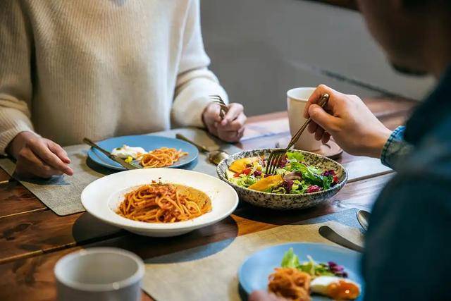 “一日三餐”是错的？医生提醒：过了72岁，尽量改正5个吃饭习惯