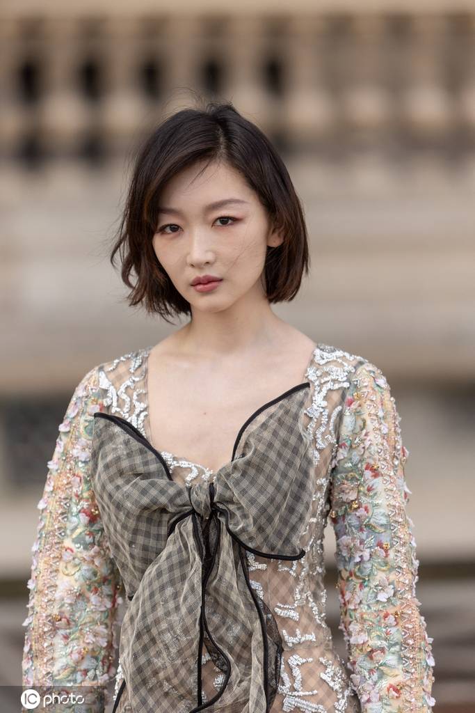 周冬雨出席巴黎时装周Louis Vuitton 2026秋冬时装秀