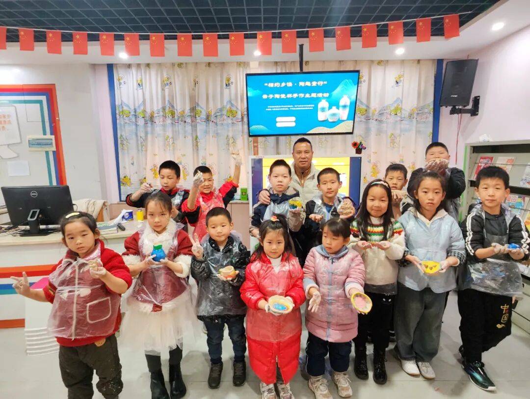 市图书馆举办“相约乡读·陶趣童行”亲子陶艺体验活动