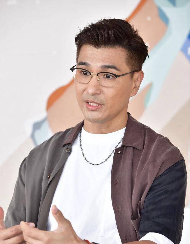 TVB视帝惹离巢揣测！加盟旅行团与观众亲密互动，网民称很划算