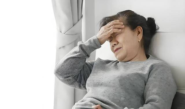 原创            脑梗来临前，双腿有暗示？医生：身体若出现3种异常，别再拖延