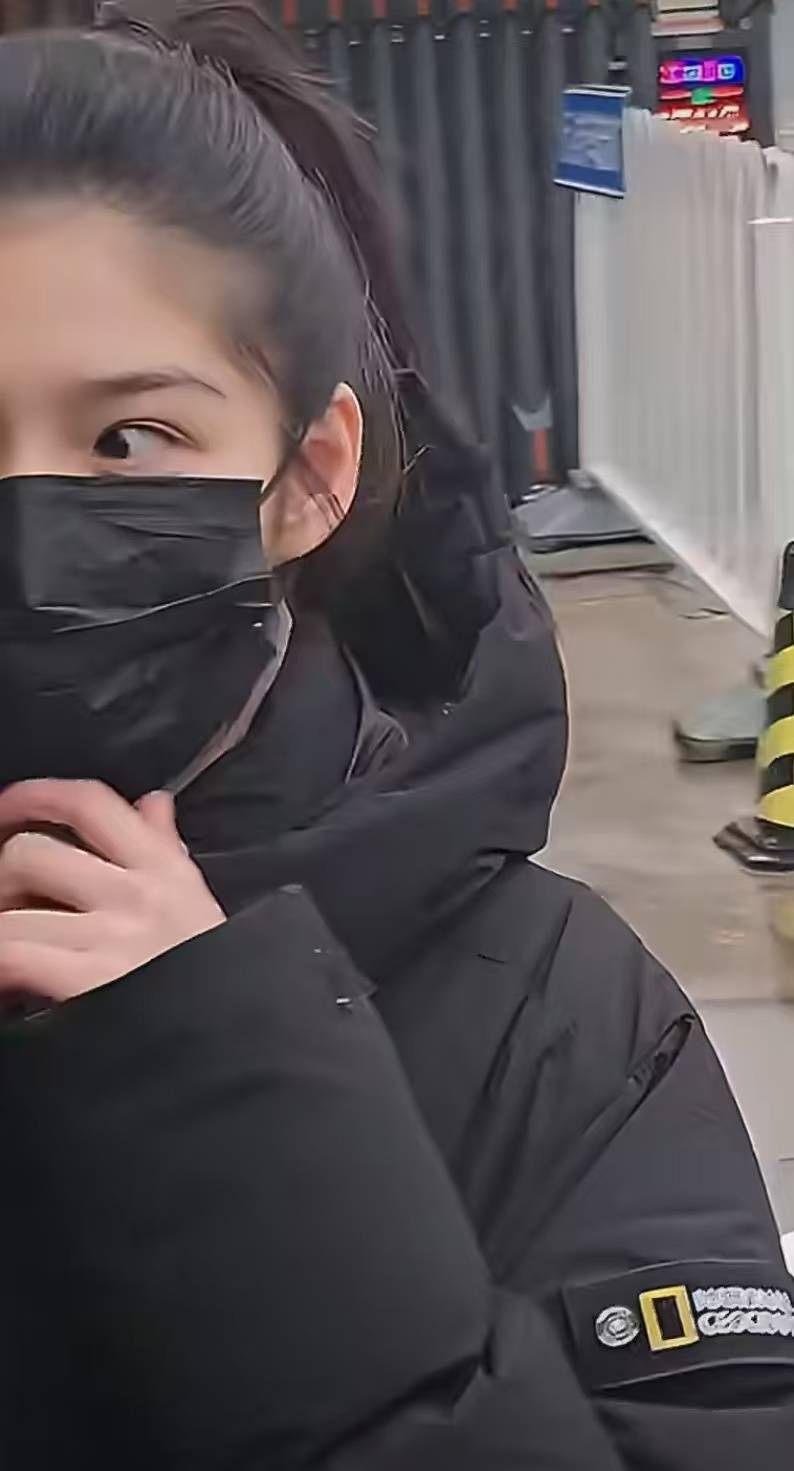 艾米北电校考结束蹦跳出考场 穿羽绒服扎高马尾青春又可爱