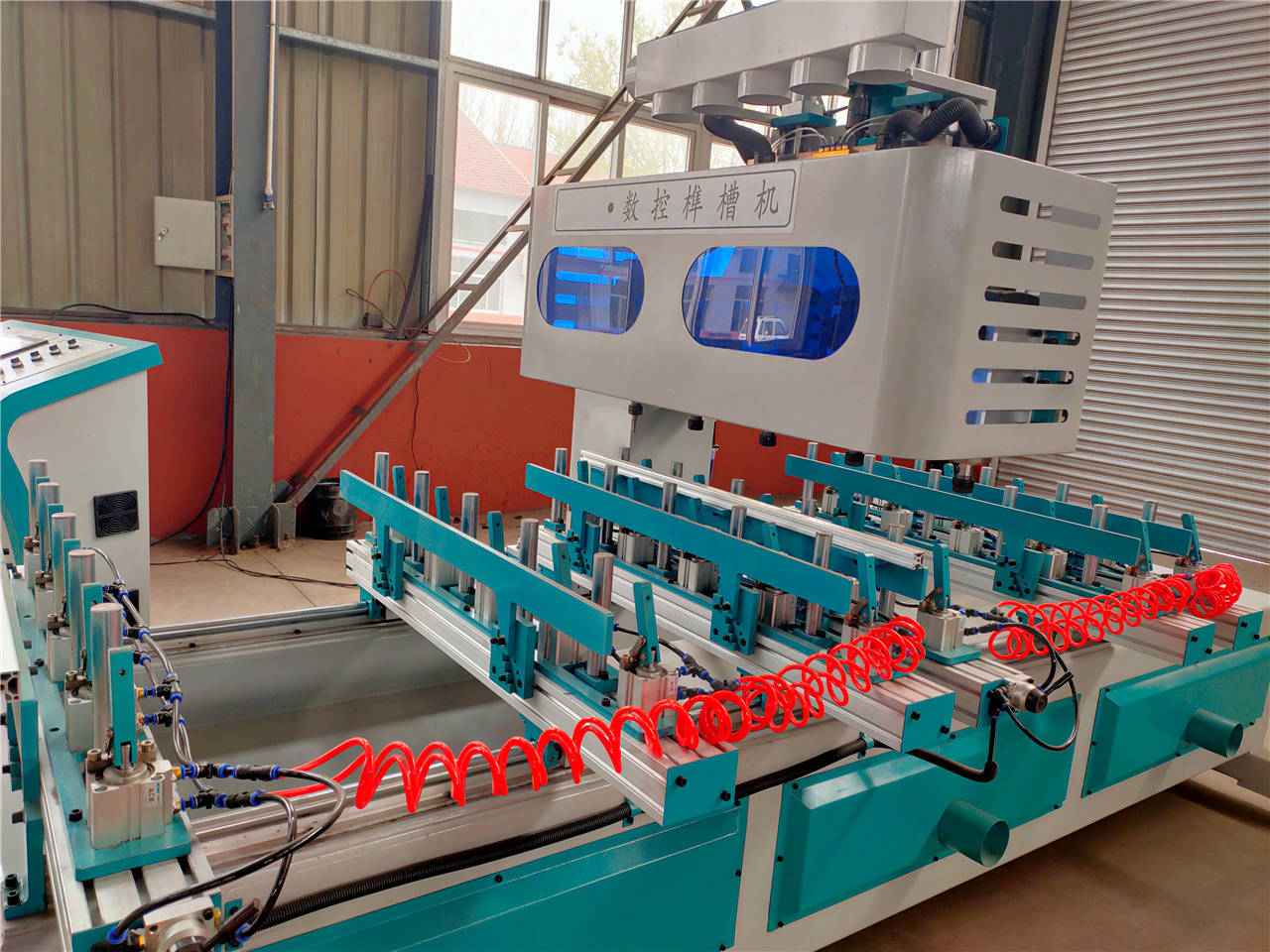 全自动木工开槽机 打孔机家具看着不错