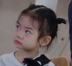 原创            戚薇女儿赴澳洲比赛，颜值引发网友热议。