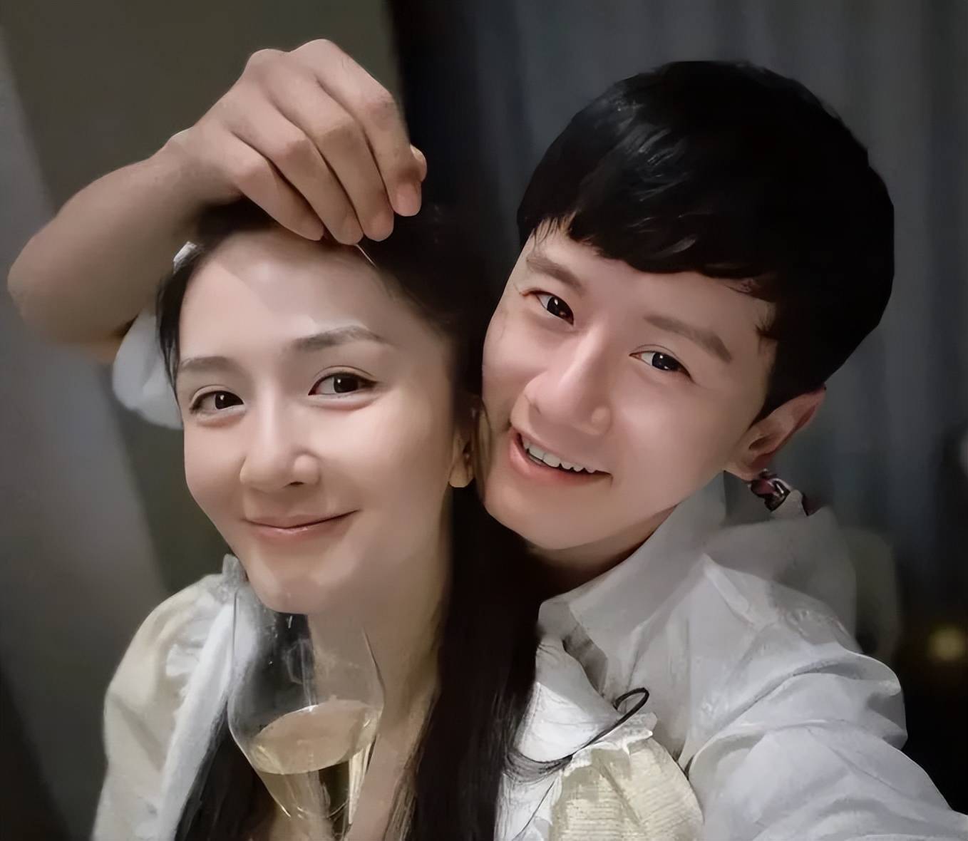 薛之谦好友发声，爆料谢娜当年小三上位，孩子落户上海疑似走后门