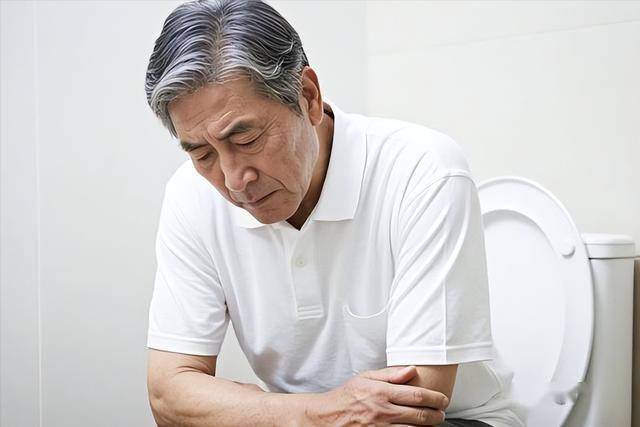 医生：肠癌早期不是腹痛，而是频繁出现这4症状，别不当回事