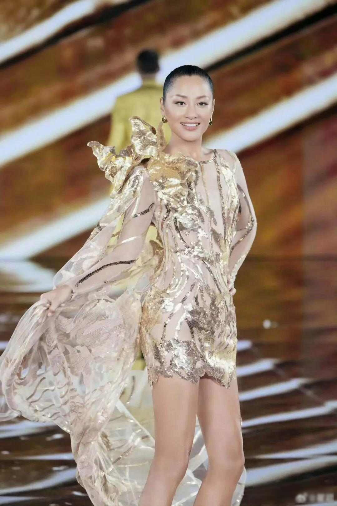 瞿颖素颜上节目说不想加班,全网吵翻了,老艺人反而成了打工人嘴替